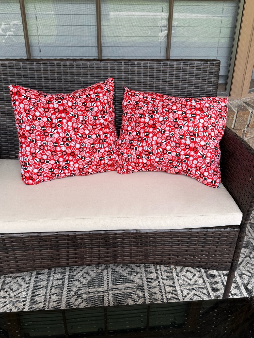 Red dog Pattern Throw Pillow Pair - Unbranded